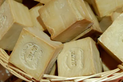 Savons d'Alep traditionnels en panier.