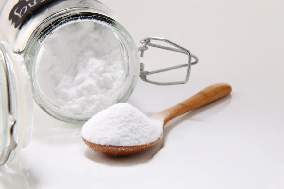 Cuillère et pot de bicarbonate de soude.