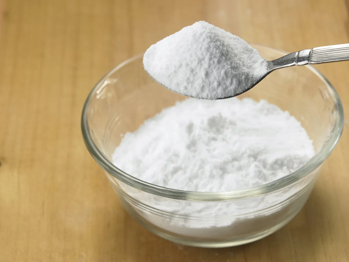 Cuillère et bol de sucre glace.